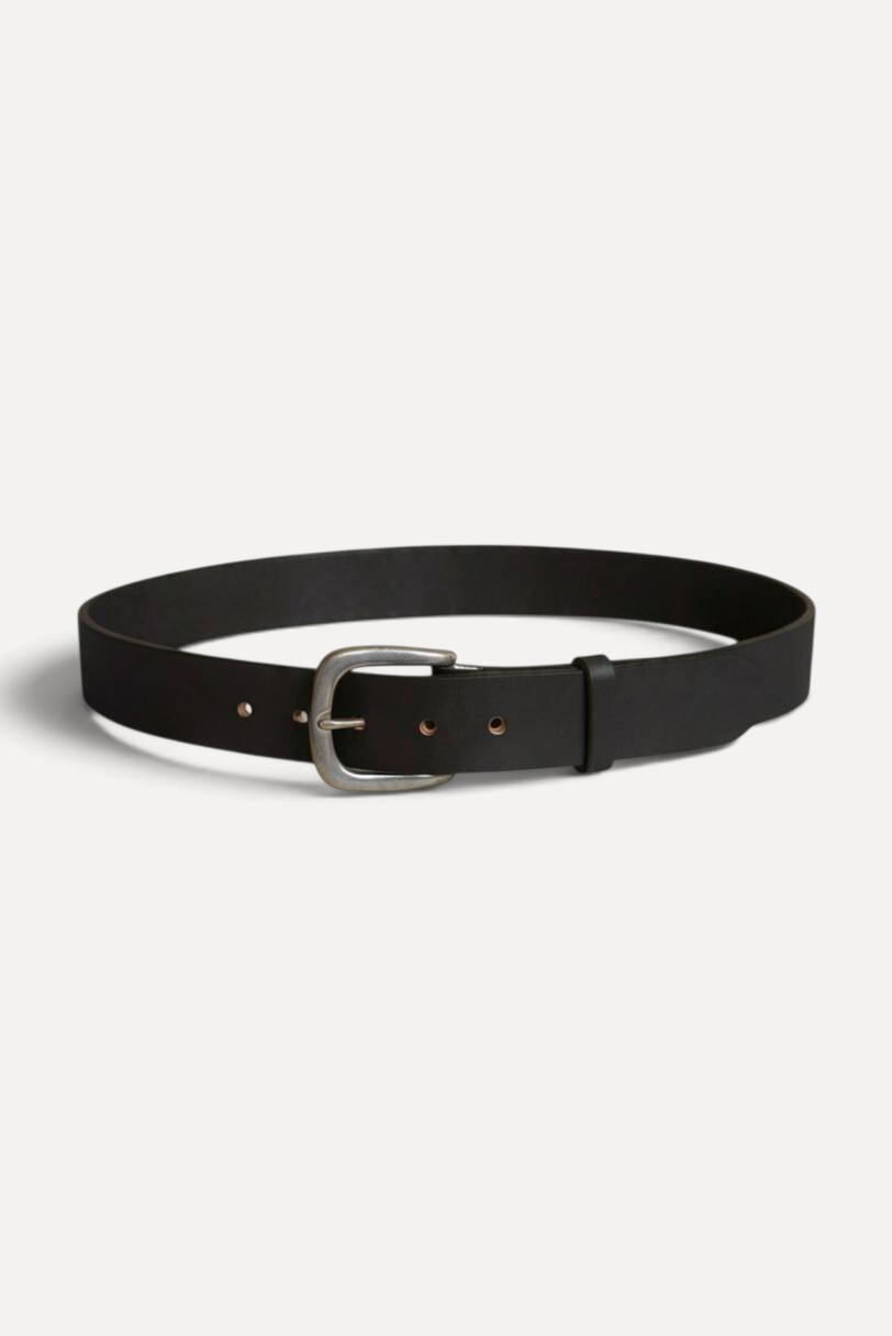 Wilkinson's Fine Goods 1.5 inch standard belt in black vegetable-tanned leather with a simple metal buckle.