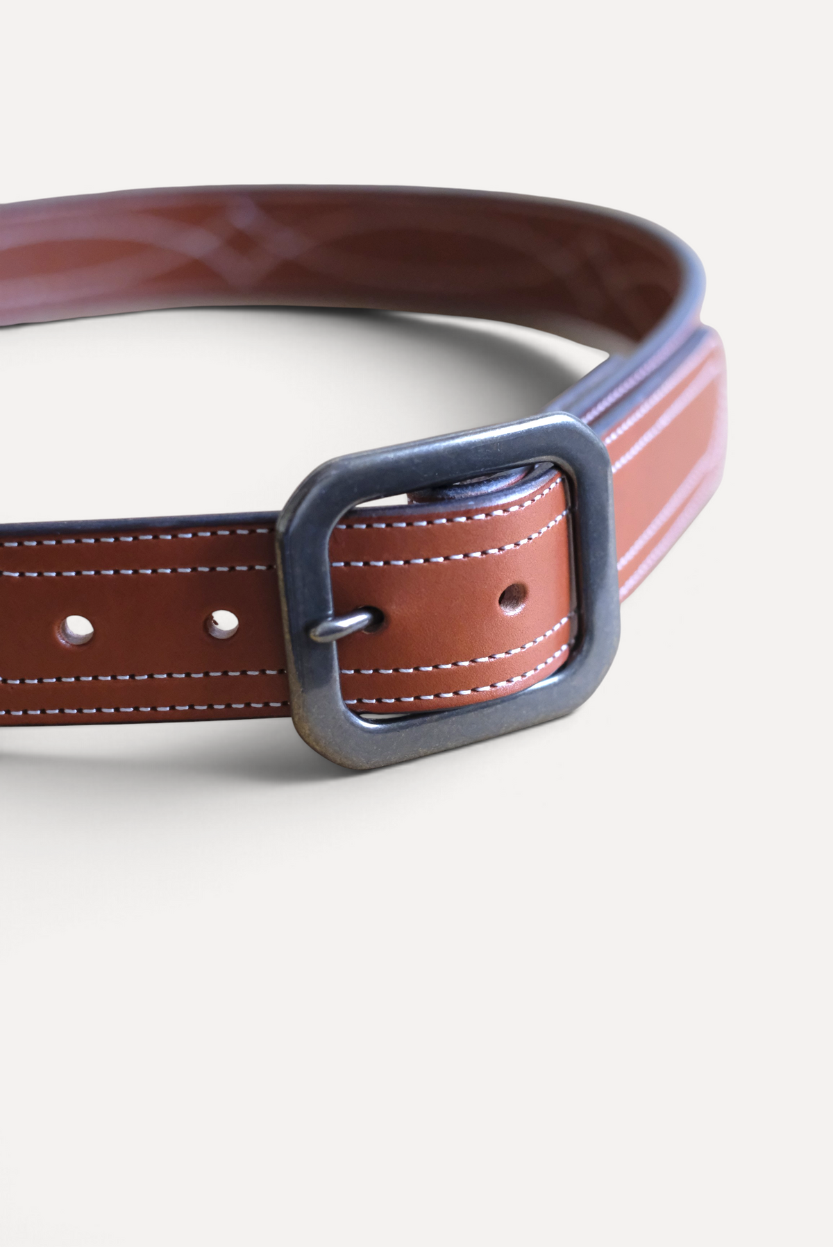 1½" Rambler Belt in Chestnut Bridle, close up of the buckle and stitching #Color_Chestnut Bridle